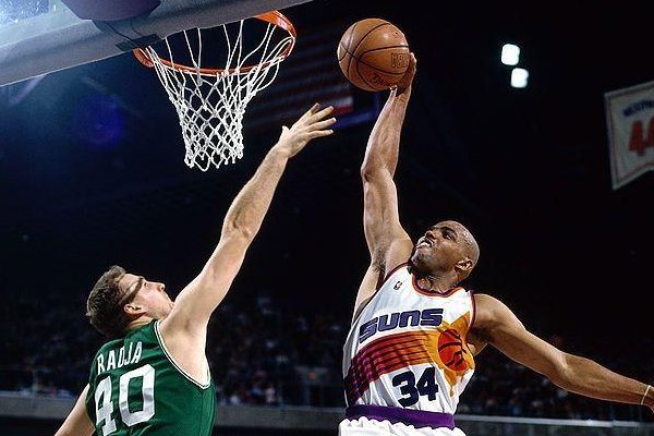 查尔斯·巴克利是在哪一年入选NBA名人堂的？