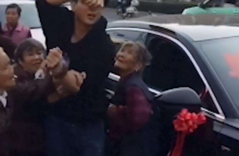 信阳又现大爷大妈路上拦婚车讨红包，这种情况无人制止吗？