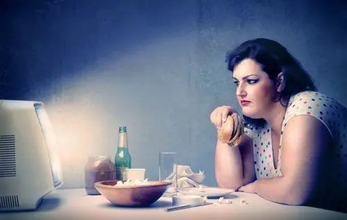 张彬彬大半夜加餐被工作人员抓包，吃夜宵对身体有哪些负担？