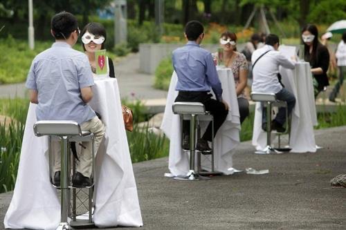 女子相亲竟然带23个亲戚蹭饭，要是你遇到此事会怎样做？