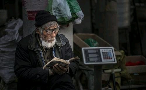 青岛一老人向特勤要水喝被打，到底是怎么回事？