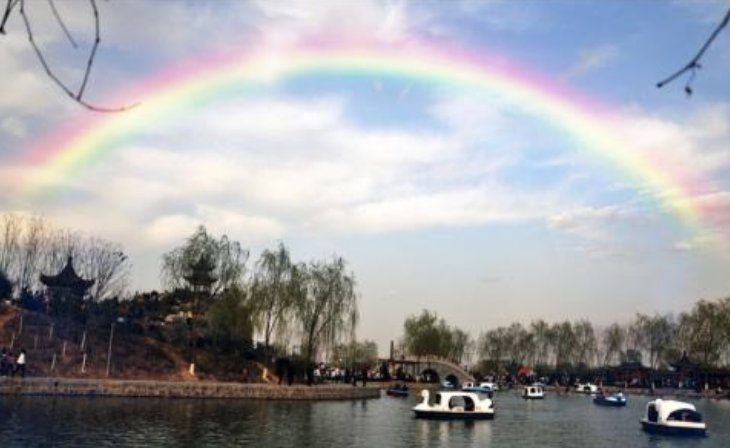 弧形彩虹的形成原因是什么？