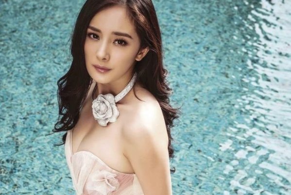 网友都说杨幂有个“大臭脚”，这个消息是怎么传出来的？