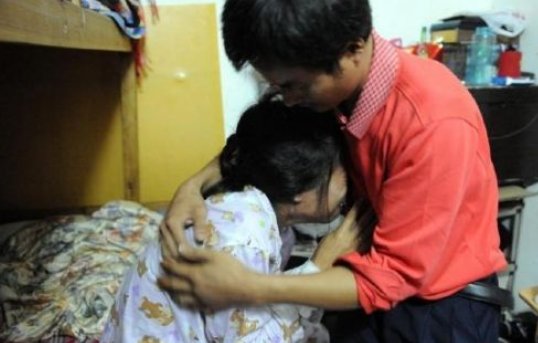 湖南新化一名13岁的女童产下女婴，嫌疑人被刑拘，他将面临哪些法律处罚？