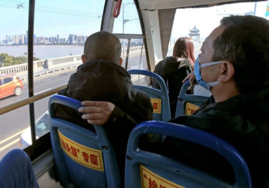 益阳公交公司回应乘客被踹下车，究竟谁的问题更多一些？