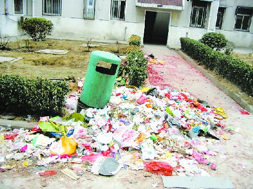 公务员考场外台阶堆满垃圾，这种现象是否应该问责？