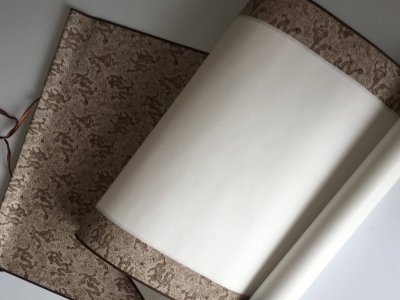 卷轴的横副字画在墙上怎么挂？