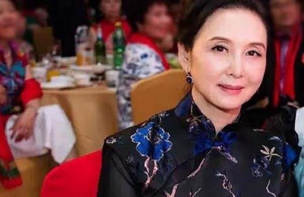 她一生只演一部戏，巅峰时期退圈经商，邱佩宁现如今怎么样了？