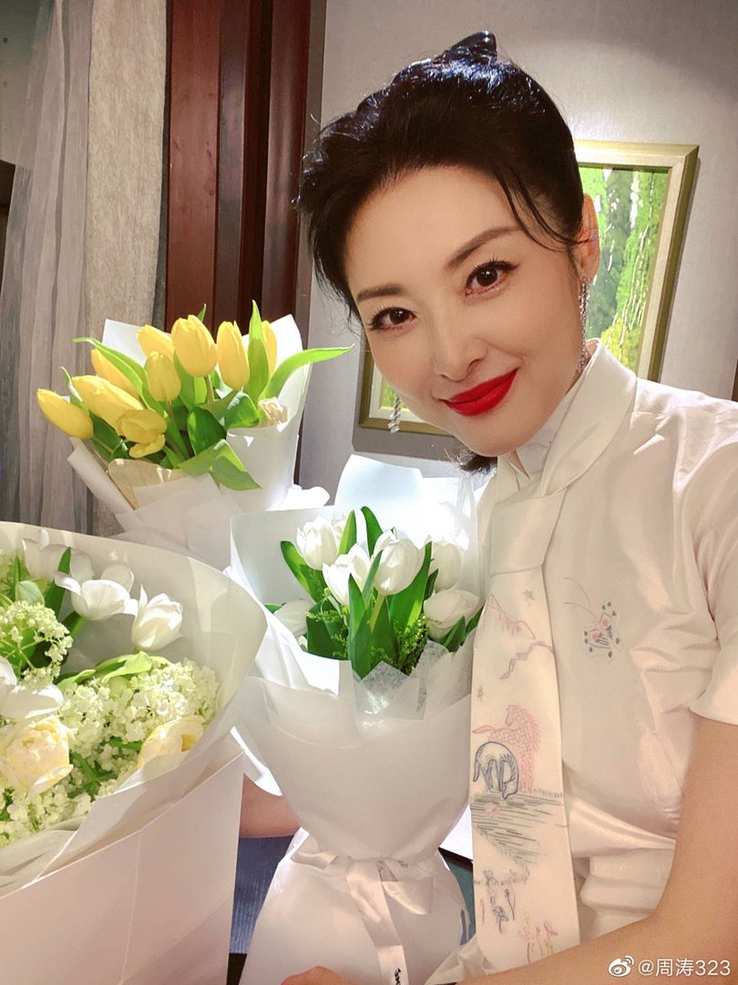 53岁周涛近况曝光，头发半扎尽显温柔，她的状态如何？