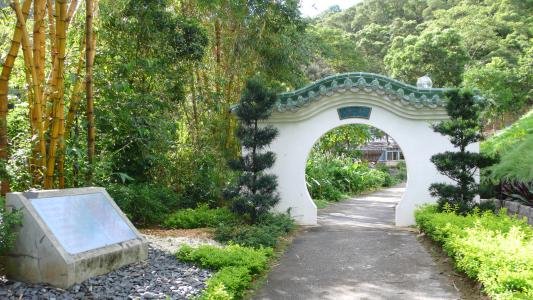 外面四角，里面十角。一字谜的谜底？