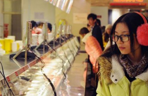 华北理工大学食堂厨师唱歌走红，同学们对该名厨师唱的歌有何评价？