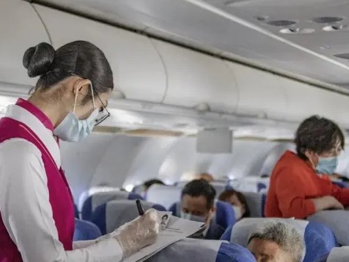 飞机遭遇颠簸，乘客默默伸手保护空姐，这一细节举动体现了出什么？