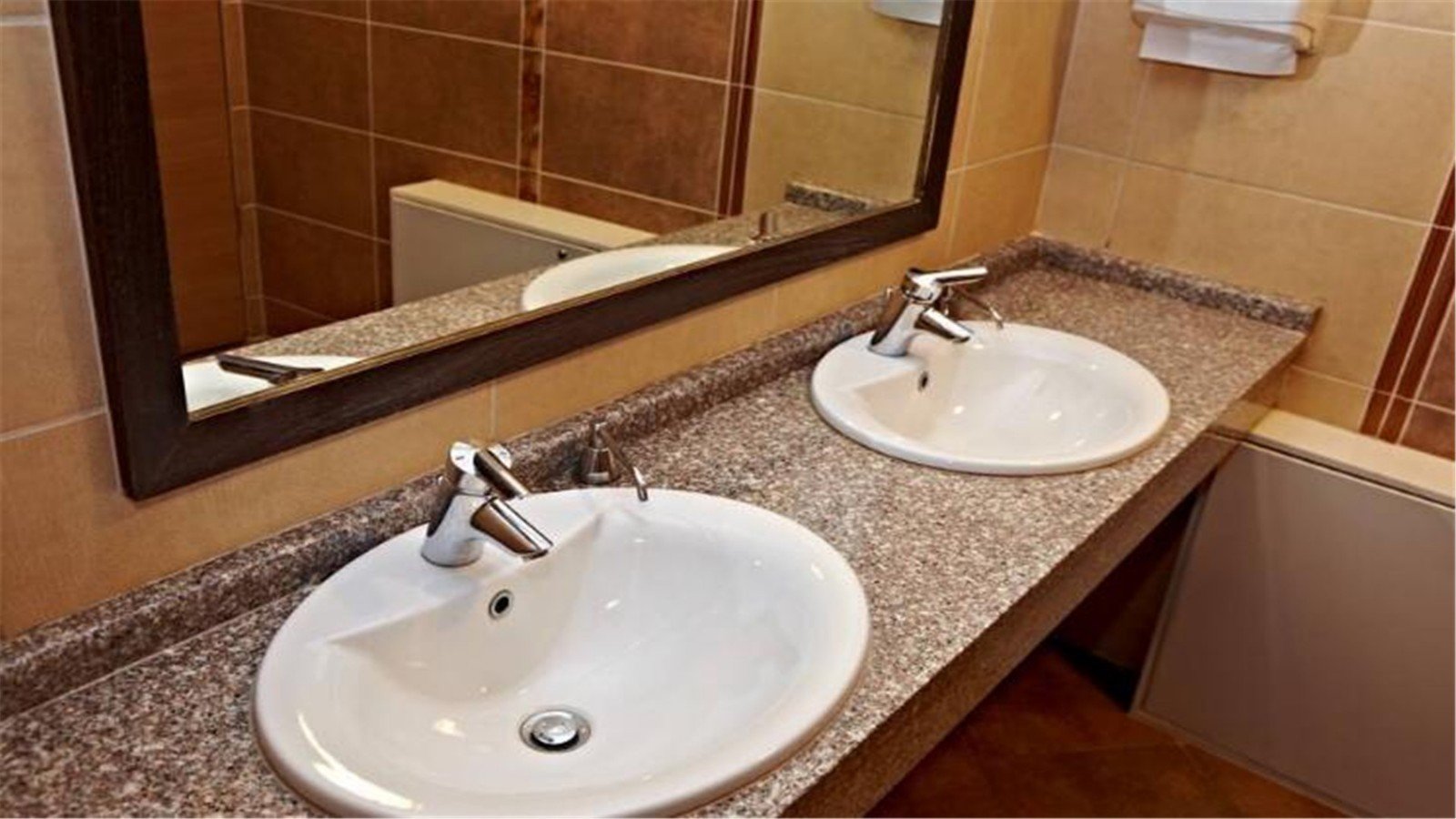 除了马桶，公厕里面最脏的地方是哪些，你怎么看？