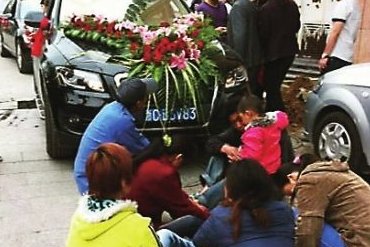 信阳又现大爷大妈路上拦婚车讨红包，这种情况无人制止吗？