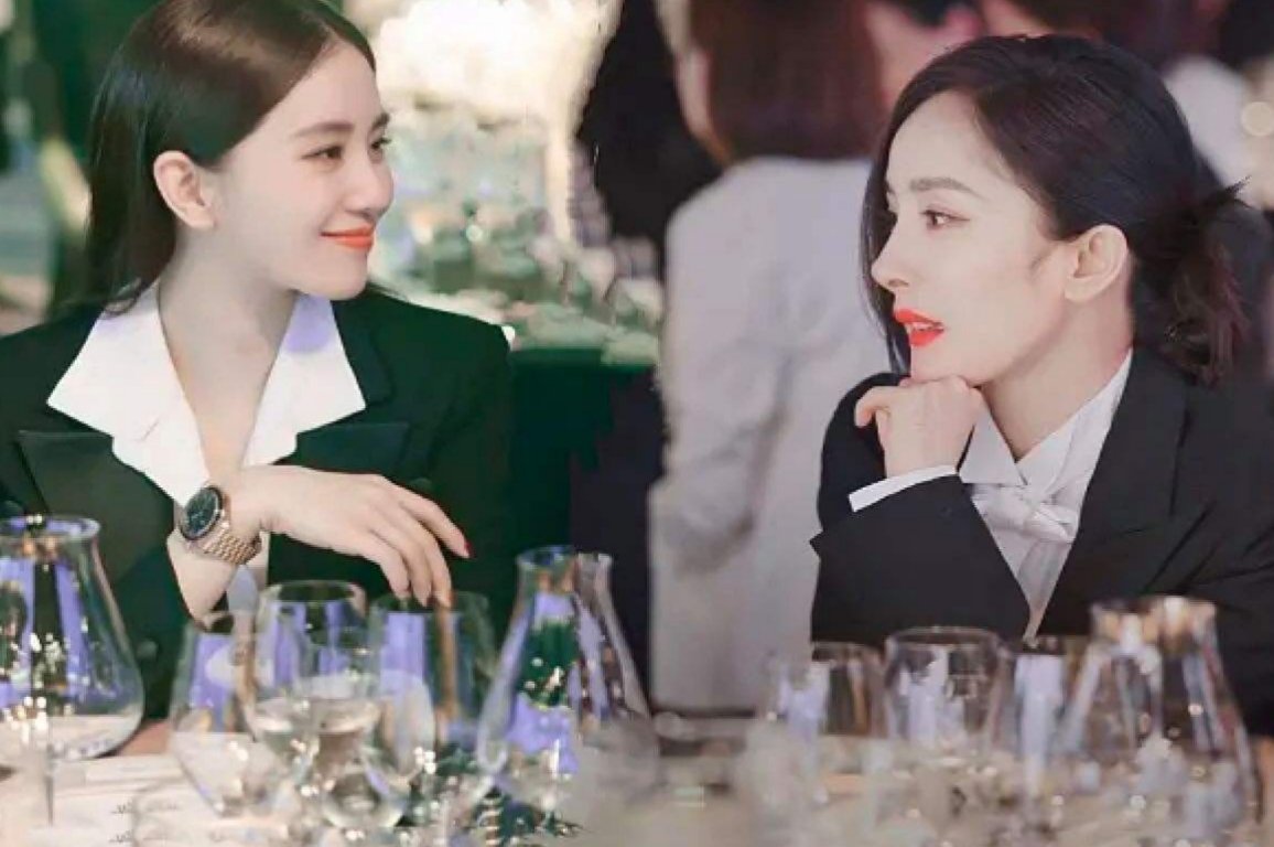 刘诗诗现身机场走路酷飒带风，戴与杨幂同款手链好暖心，这是什么神仙友谊？