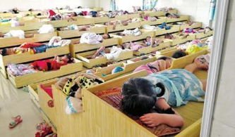 绵阳一3岁女童被早教老师裹被子捆胶带午休，早教中心对此是如何回应的？