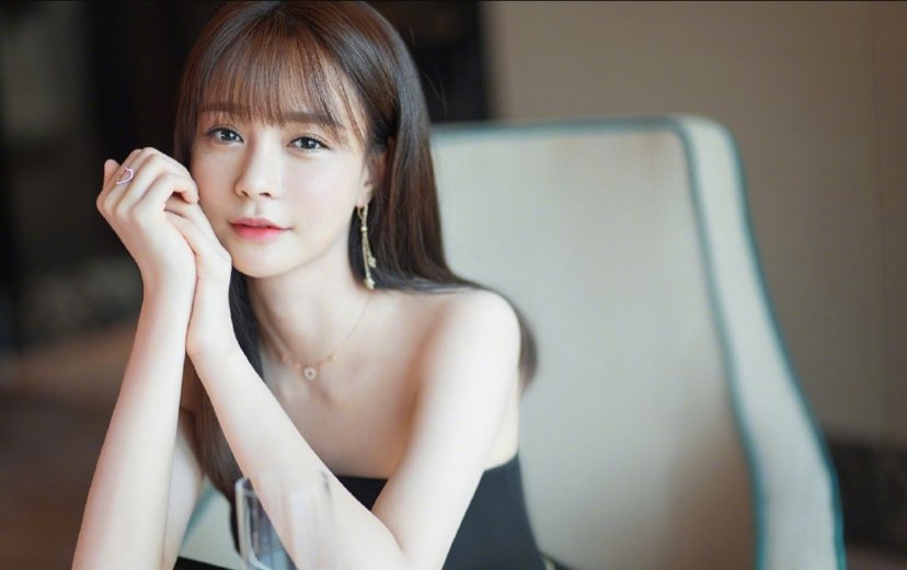 李艾素颜现身机场，与妆后的美艳状态差太远，娱乐圈中还有哪些妆前妆后差异较大的明星?