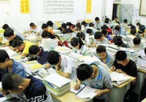 除却君身三尺雪，天下谁人配白衣解释