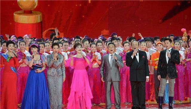 《难忘今宵》的创作时代背景是什么？哪一年春晚开始唱的？