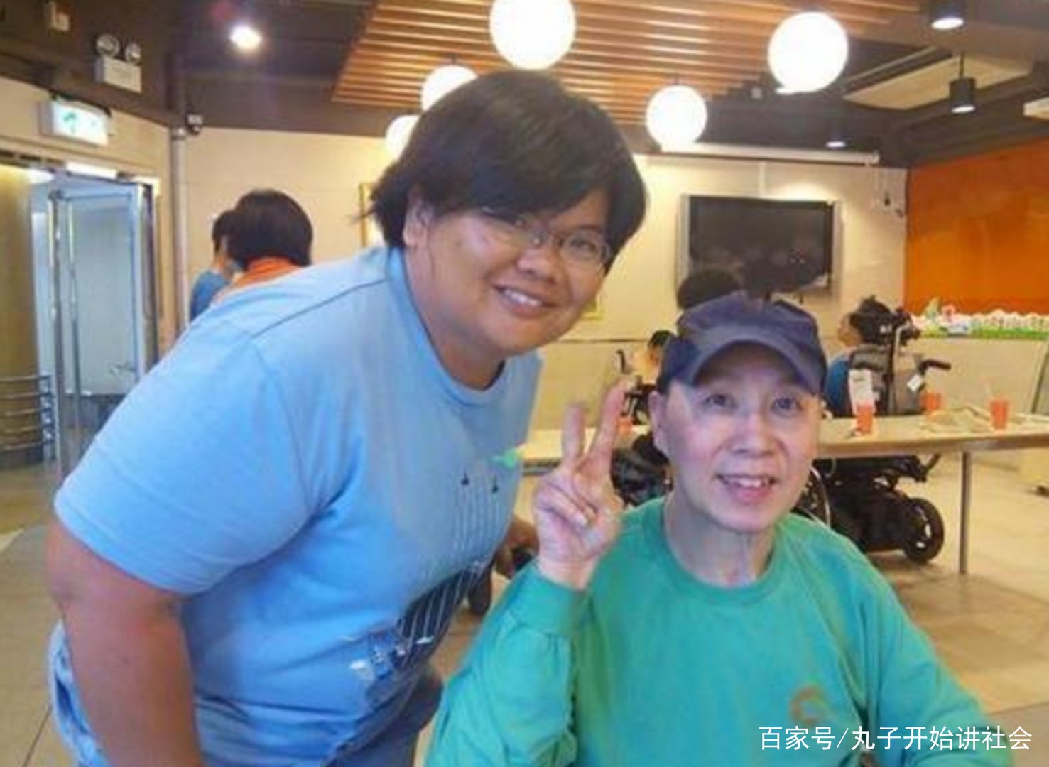 他是香港一代歌王，因车祸瘫痪18年，今67岁靠救济为生，知道是谁吗？