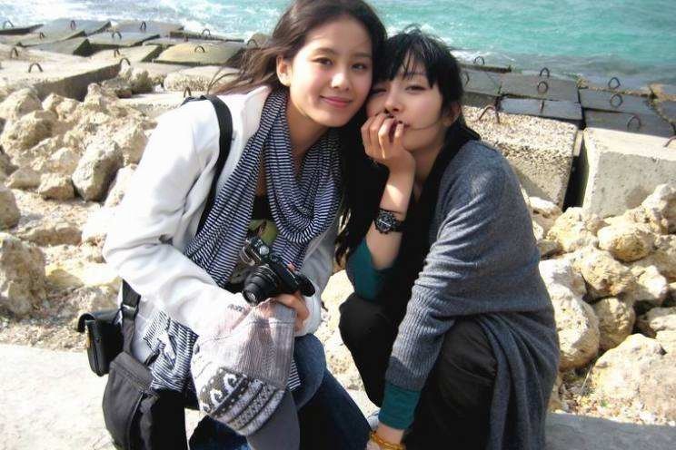 刘诗诗现身机场走路酷飒带风，戴与杨幂同款手链好暖心，这是什么神仙友谊？