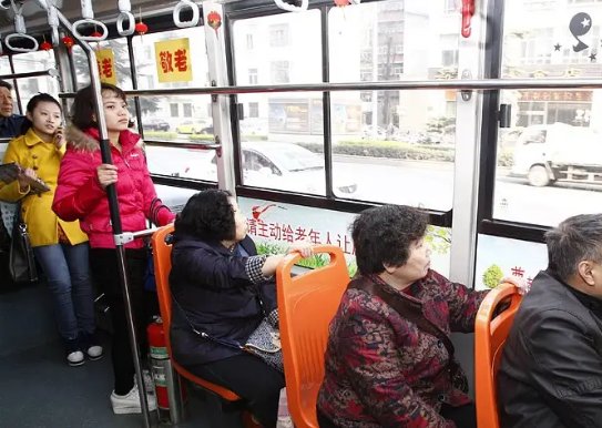 益阳公交公司回应乘客被踹下车，究竟谁的问题更多一些？