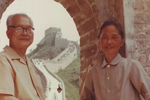 写边城的沈从文到底算不算一个渣男？