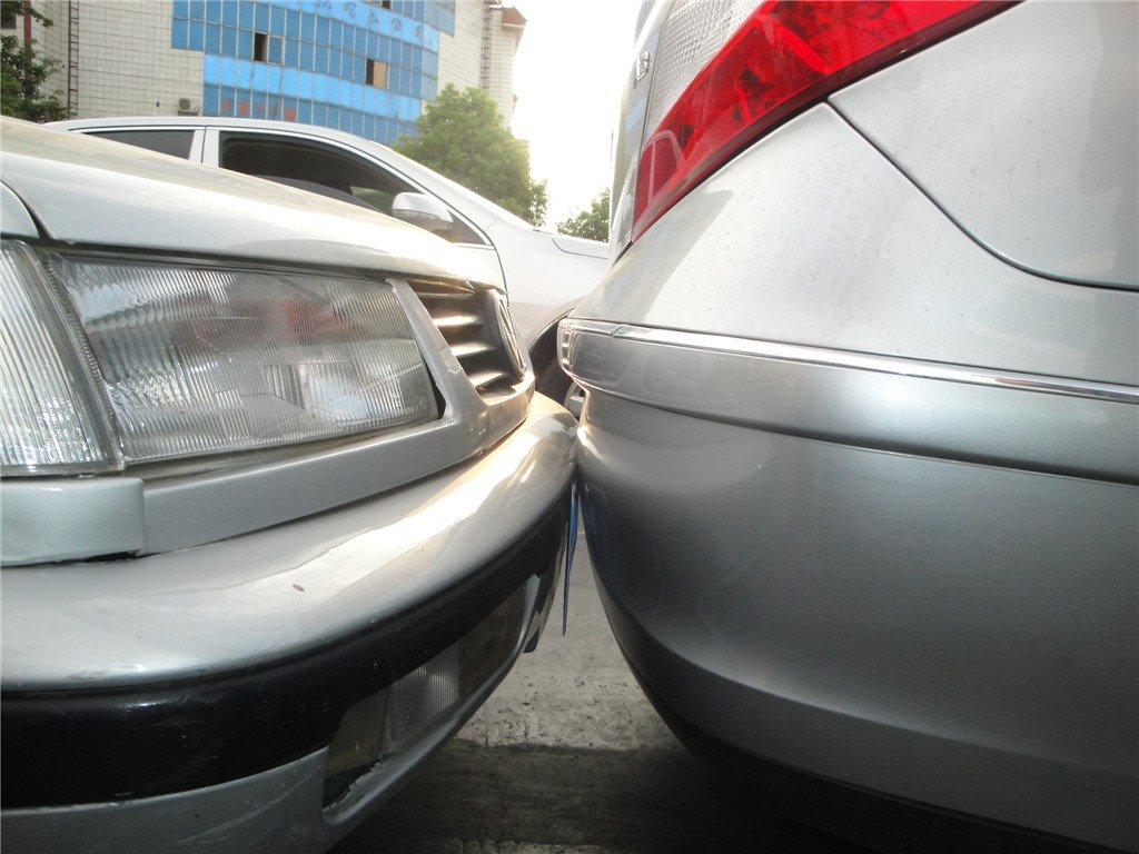 在道路上发生未造成人员伤亡且无争议的轻微交通事故如何处置？