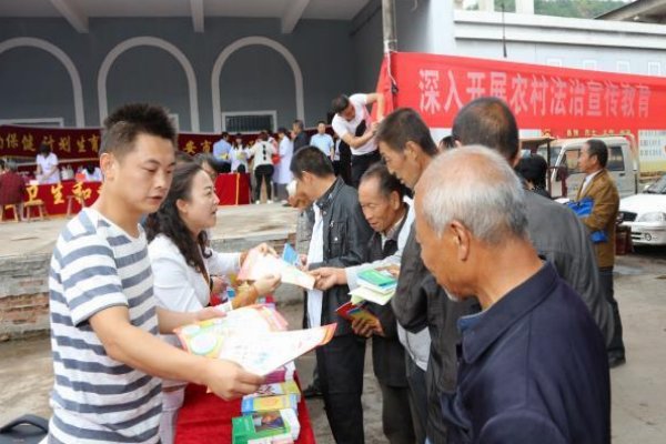 “四风”是中央八项的重要内容，“四风”指的是什么？