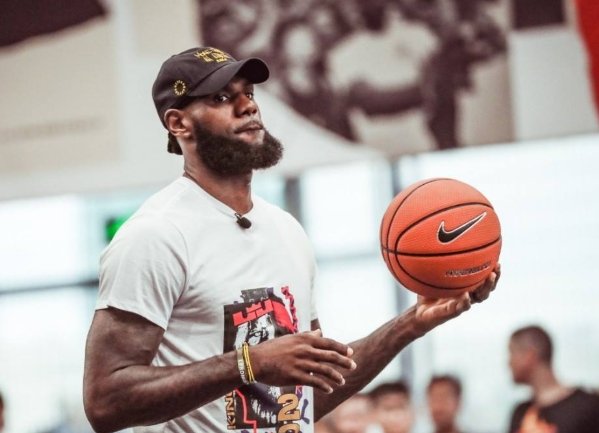 汶川地震姚明捐了1600万，詹姆斯1200万，那科比呢？