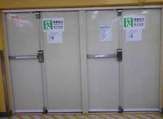 公共娱乐场所安全出口的疏散门应该怎样开启