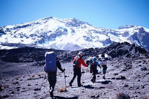 1957年5月27日中国登山队一位叫什么的队员用国旗挡住自己的脸？