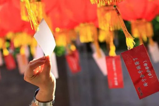 猜一个小谜语.两棵小树十个杈，不长叶子不开花。能写会算还会画。天天干活不说话。