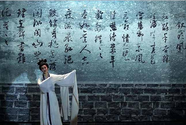 红酥手，黄藤酒，满城春色宫墙柳。东风恶，欢情薄，一杯愁绪，几年离索。错错错……