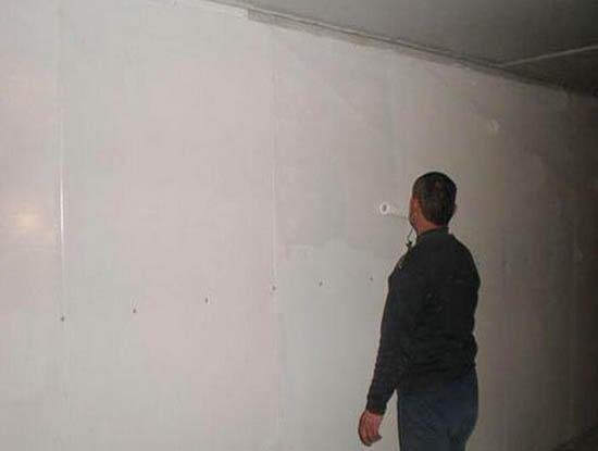 家里房间墙面潮湿发霉怎么办