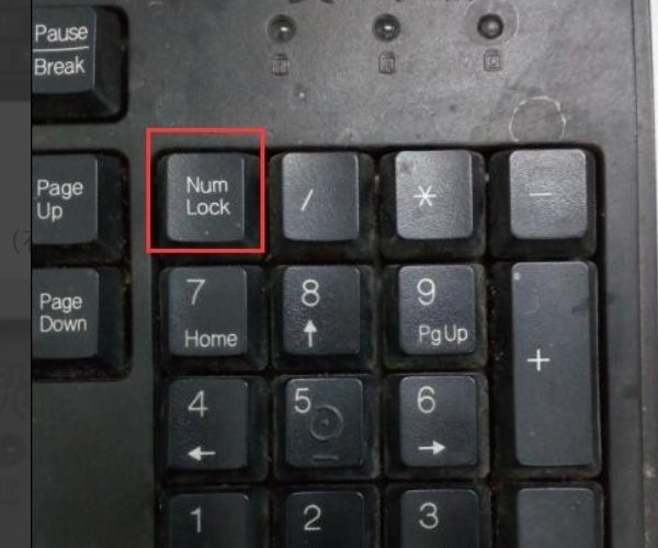 电脑的键盘打不出字，是不是键盘被锁住了，要如何解锁？