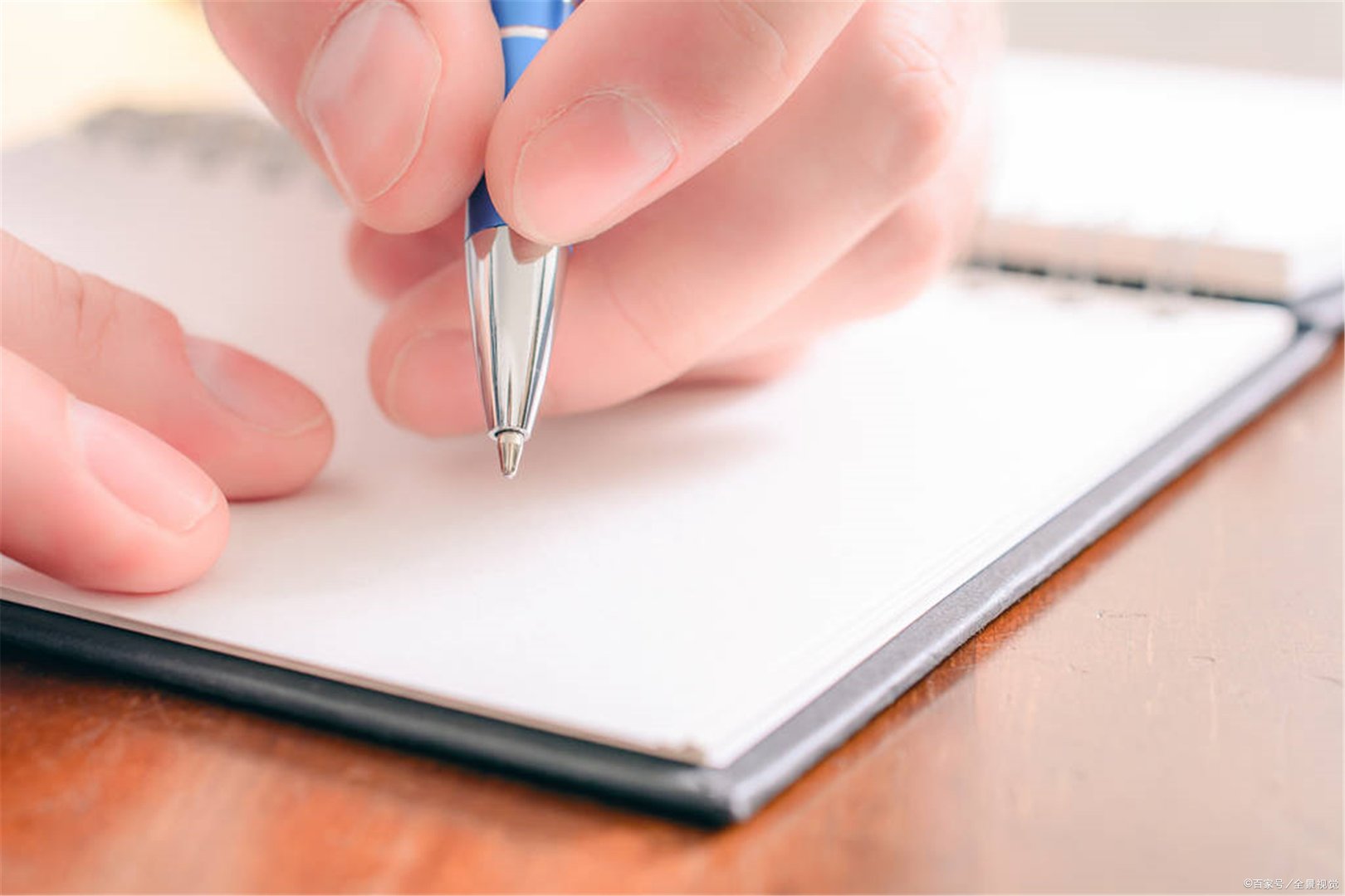 无固定期限劳动合同的员工被辞退，可以申请赔偿吗？