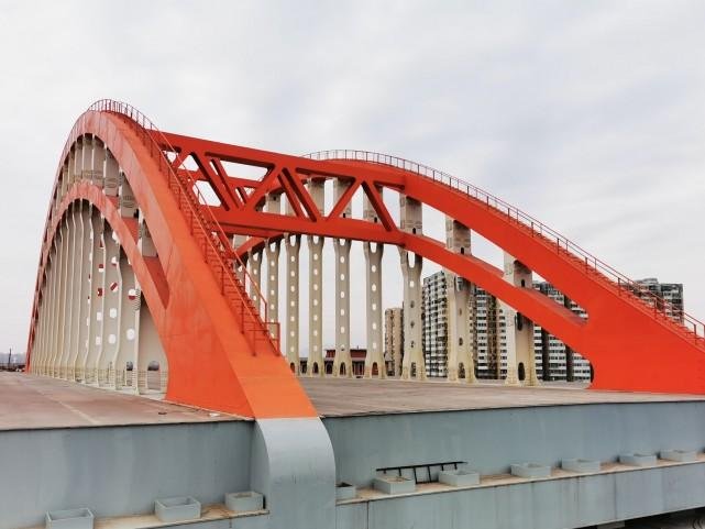 以中共中央名义首次颁授七一勋章，七一勋章的寓意是什么？