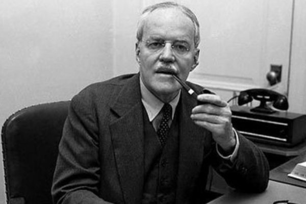 该如何评价杜勒斯这个历史人物？