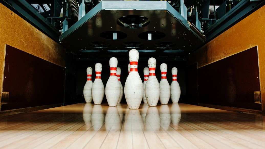 开一个500平米的保龄球馆需要投资多少钱？一年大概能挣多少钱？