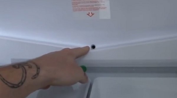 冰箱排水孔疏通图解