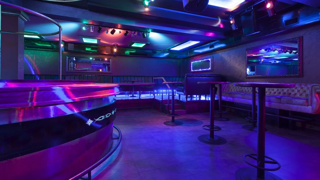 开一个500平米的保龄球馆需要投资多少钱？一年大概能挣多少钱？