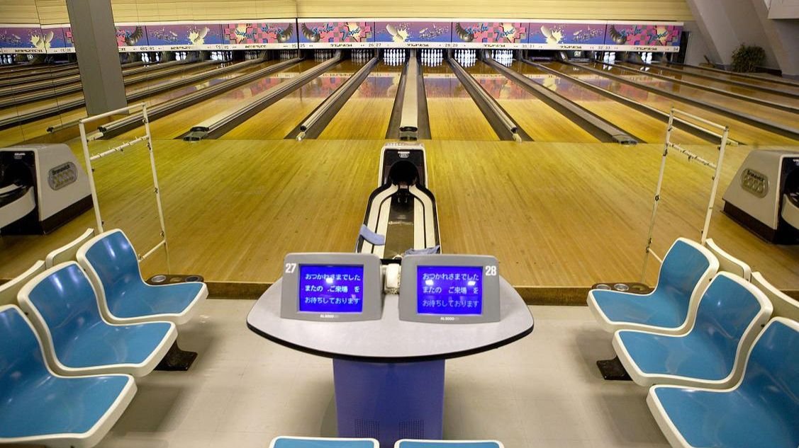 开一个500平米的保龄球馆需要投资多少钱？一年大概能挣多少钱？