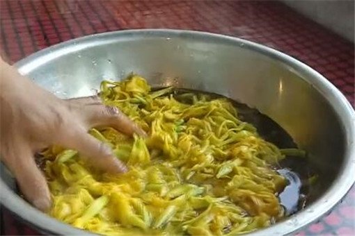 新鲜的黄花菜要怎么处理才能食用？