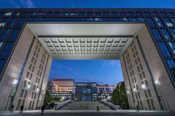 北航学霸何运晨是如何依靠法律综艺火出圈？