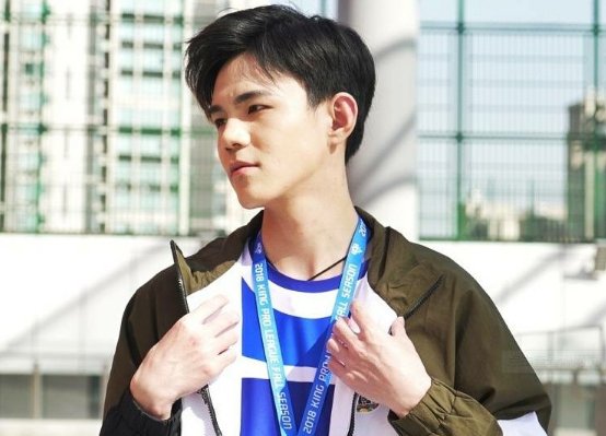 诺言是王者荣耀的职业选手，他为何会去参加《创4》？