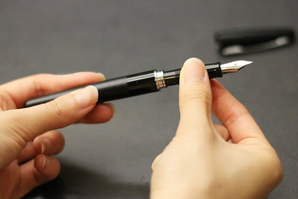 新买的钢笔总是不出水怎么办啊?