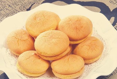 男子车上吃蛋黄派被查出酒驾，这到底是怎么一回事？