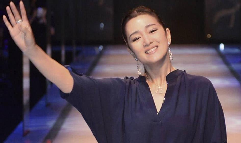 张艺谋和巩俐谈了八年恋爱，为什么最后娶了比自己小31岁的陈婷？