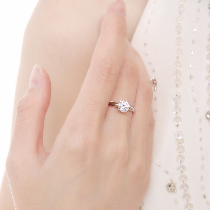 范冰冰晒钻戒被疑定情，范冰冰钻戒贵不贵